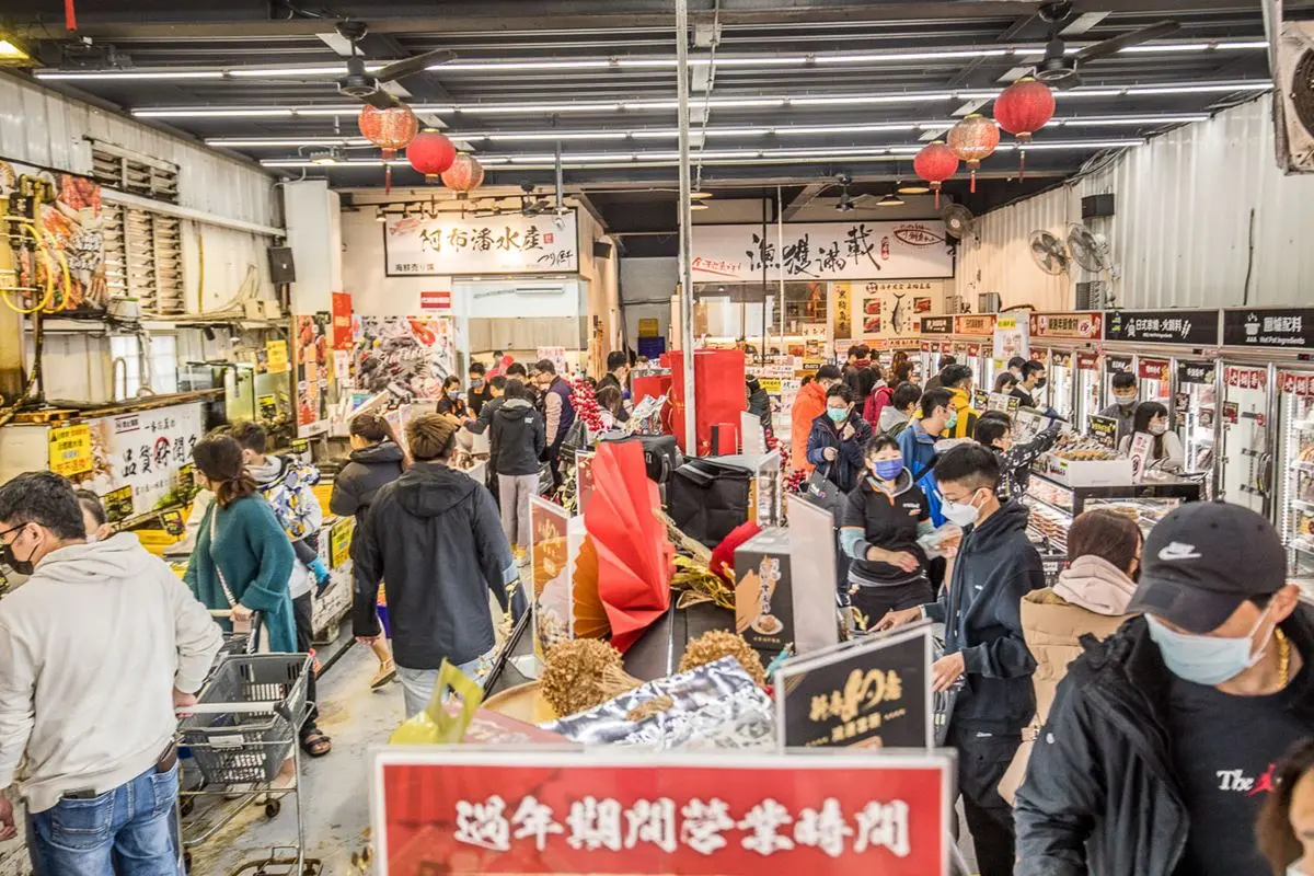 比漁港還便宜！辦年貨必逛「台中版築地市場」，先搶現切生魚片、手掌大草蝦