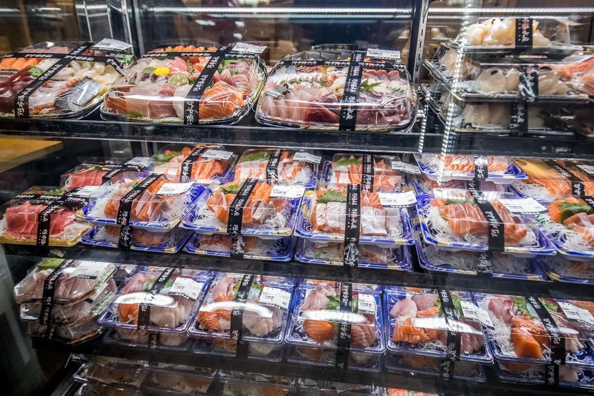 比漁港還便宜！辦年貨必逛「台中版築地市場」，先搶現切生魚片、手掌大草蝦