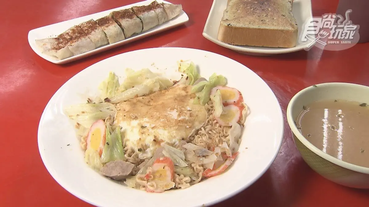 屏東宵夜推薦18家!深夜炭烤饅頭、老字號汕頭火鍋、千層臭豆腐 各式口味的炒泡麵是店裡主打品項之一。
