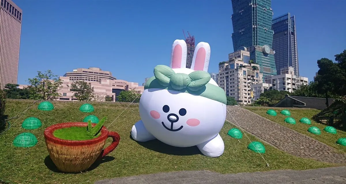 超萌LINE兔兔趴在草地上！台灣燈會「四四南村」亮點曝，打卡免費換限定提燈