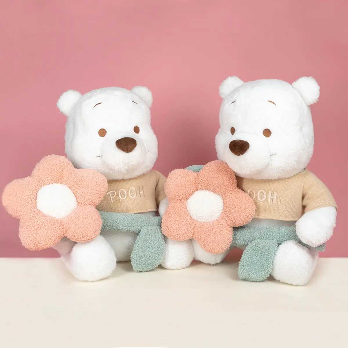 白維尼手捧花朵！7-11情人節IP新品：KITTY粉紅兔、史努比花束，再抽金莎大水晶球
