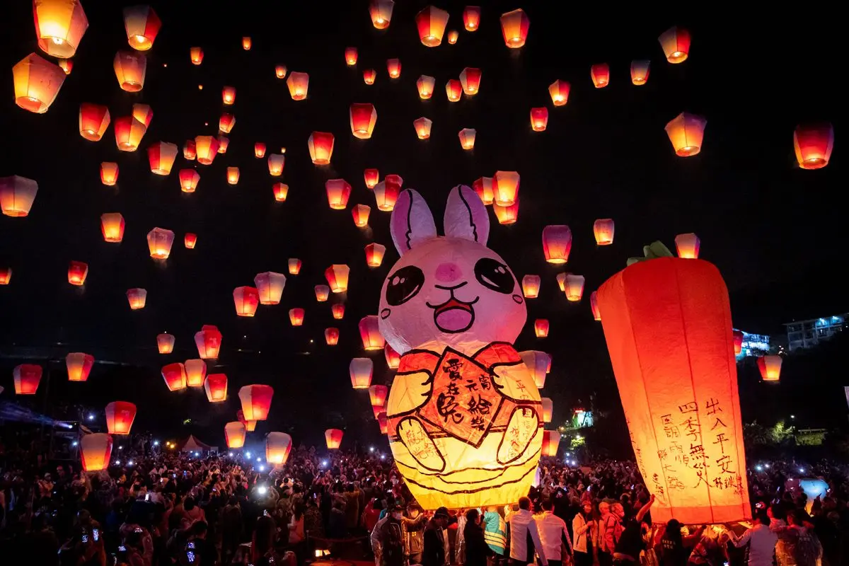 巨型愛心天燈飛上天！2023平溪天燈節「這天」壓軸登場，再打卡兔兔光廊