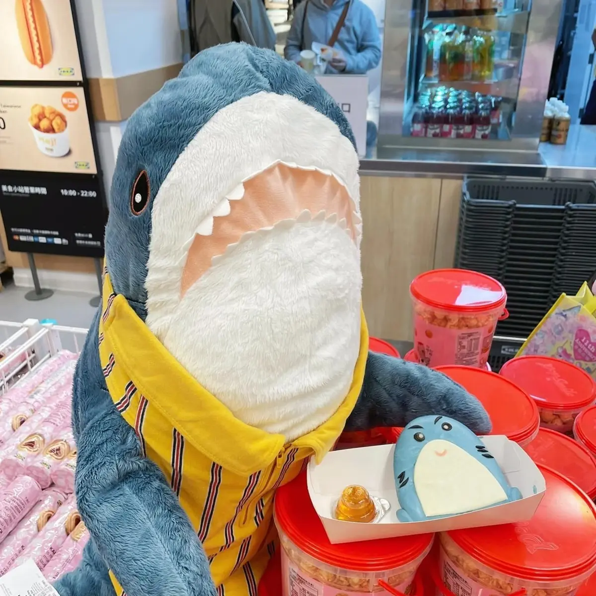 IKEA「草莓霜淇淋」20元回歸開吃！情人節再嘗超Q哈妮鯊寶包、草莓戀人蛋糕