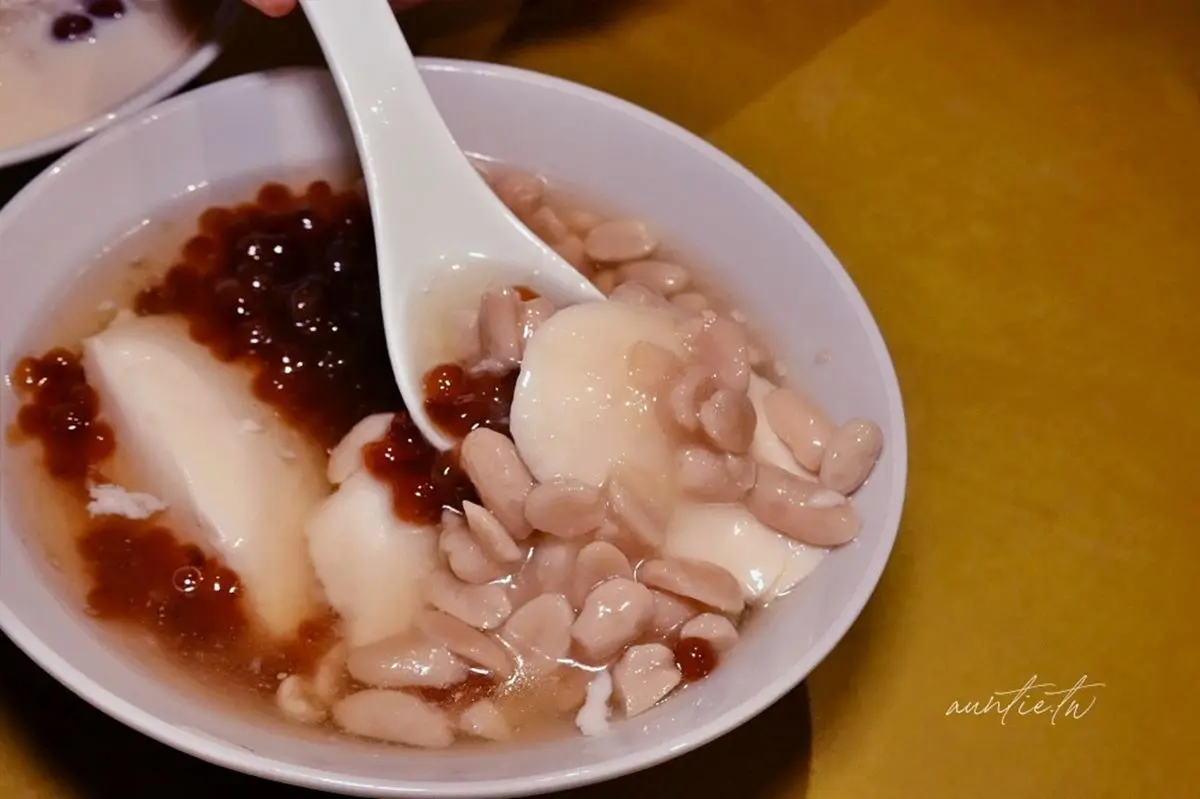廢棄醫院吃豆花？「古早味豆花」必點超濃豆漿湯底，63年老宅戶外席位超有fu