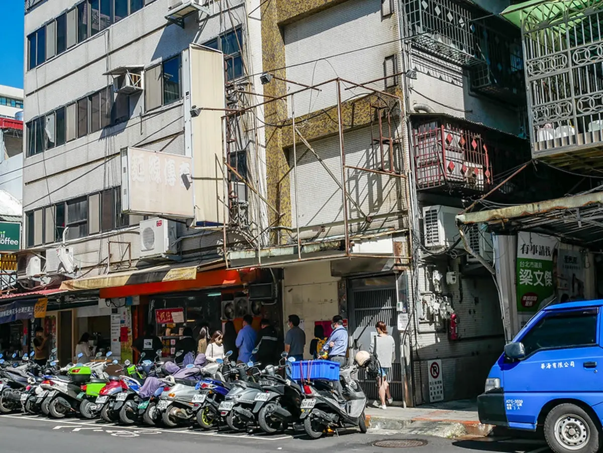 麵線界的傳奇！台北「最強麵線」想吃永遠要排隊，醬料必加靈魂３寶直接完勝