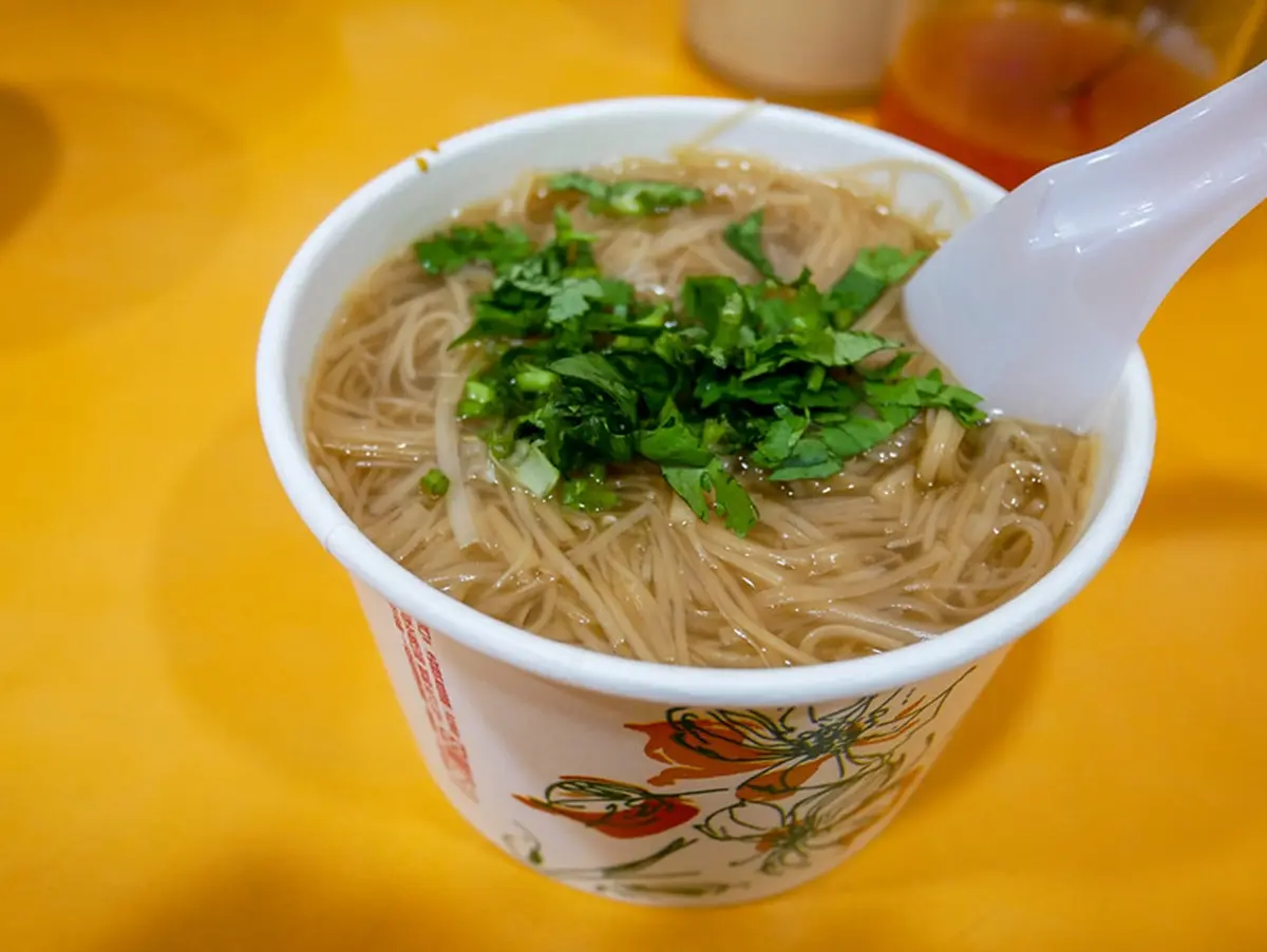 麵線界的傳奇！台北「最強麵線」想吃永遠要排隊，醬料必加靈魂３寶直接完勝