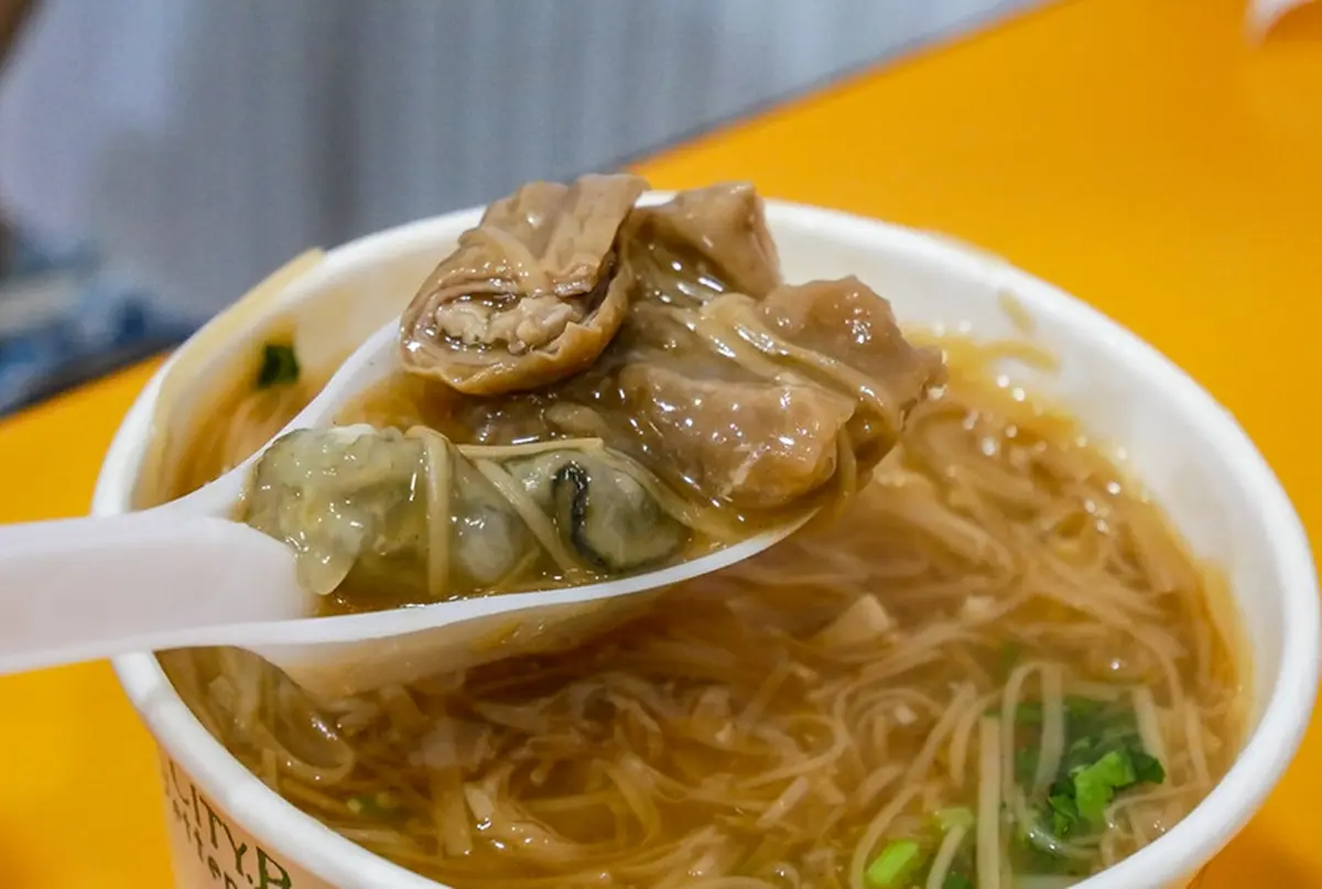 麵線界的傳奇！台北「最強麵線」想吃永遠要排隊，醬料必加靈魂３寶直接完勝