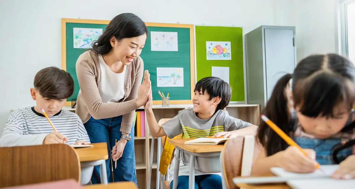 「室內脫口罩」將於2/20實施！口罩禁令確定放寬，加碼看學校鬆綁規定
