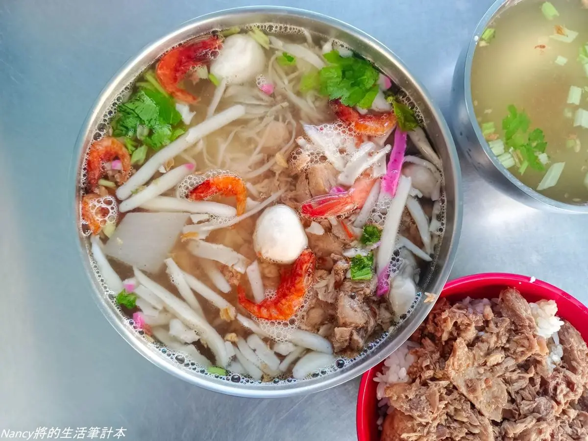 在地最愛廟口早餐！滿料海鮮飯湯１人吃不完，霸氣「鮪魚肉燥飯」35元就能吃