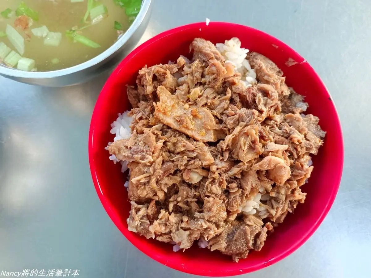 在地最愛廟口早餐！滿料海鮮飯湯１人吃不完，霸氣「鮪魚肉燥飯」35元就能吃