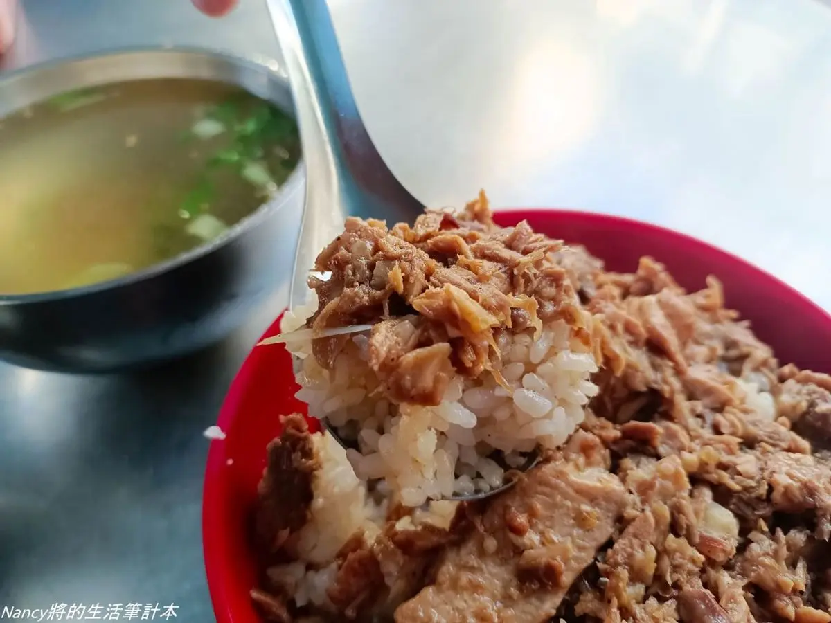 在地最愛廟口早餐！滿料海鮮飯湯１人吃不完，霸氣「鮪魚肉燥飯」35元就能吃