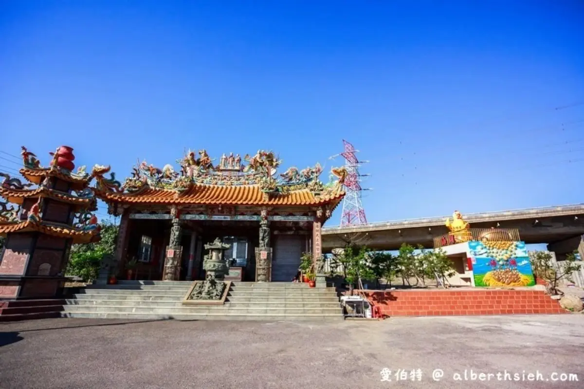 擲筊送「招財金雞母」!打卡全台最Q土地公廟,天降金蛋、彩繪牆通通超好拍 擲筊送「招財金雞母」!打卡全台最Q土地公廟,天降金蛋、彩繪牆通通超好拍