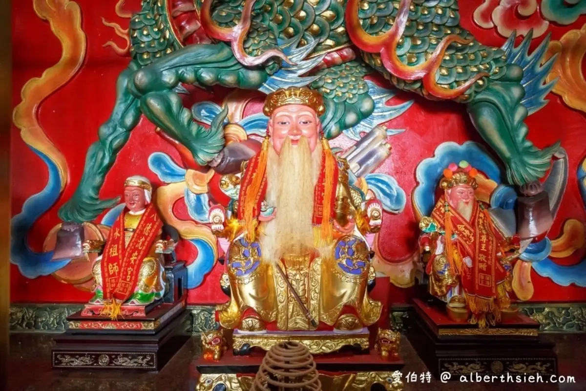 擲筊送「招財金雞母」!打卡全台最Q土地公廟,天降金蛋、彩繪牆通通超好拍 擲筊送「招財金雞母」!打卡全台最Q土地公廟,天降金蛋、彩繪牆通通超好拍