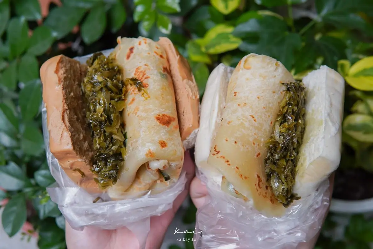 45元飽到抵２餐！爆餡「饅頭夾蛋餅」大到1口咬不下，獨門沙茶蘿蔔一吃上癮