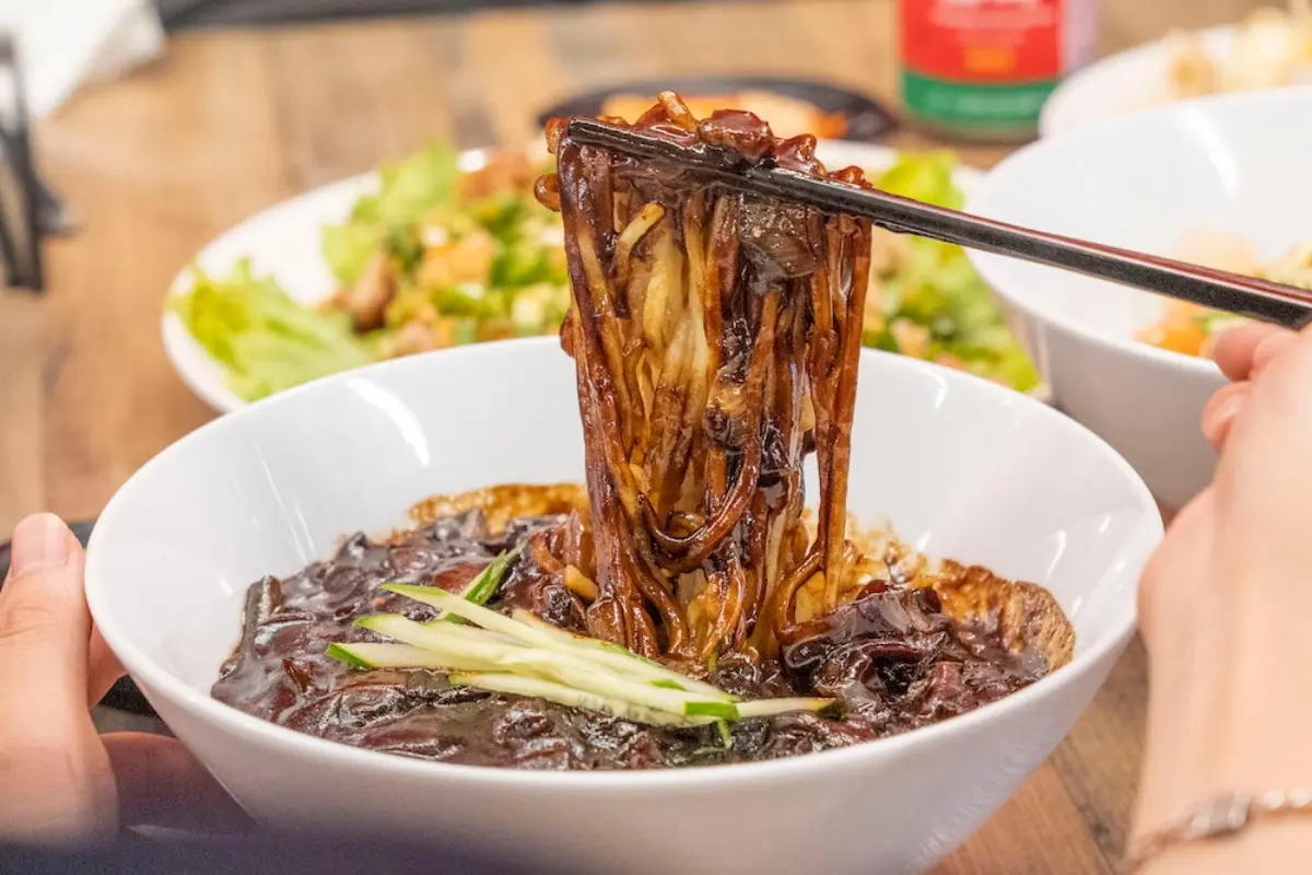 首爾55年老店插旗台北！韓劇裡「黑炸醬麵」都是這家，超道地連韓國人也搶排隊