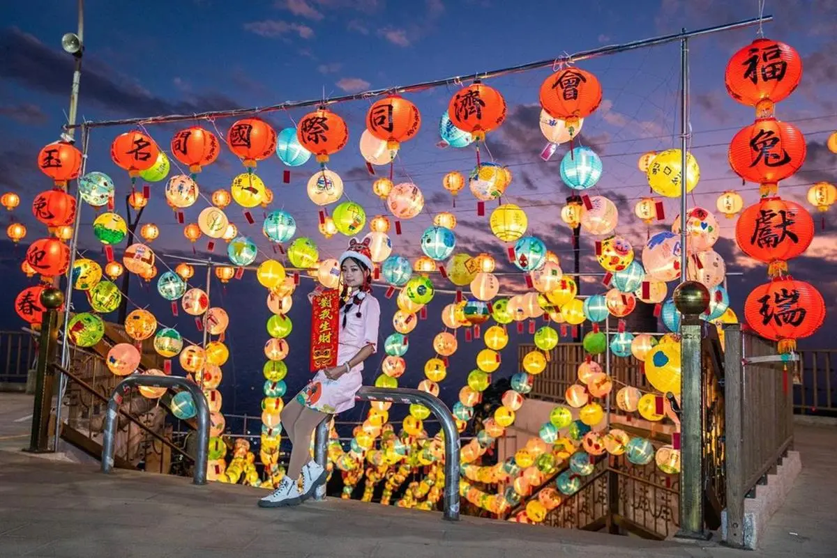 只剩４天快衝！南投「百年古廟」也有上百顆彩繪燈籠海，搭配高山美景超浪漫