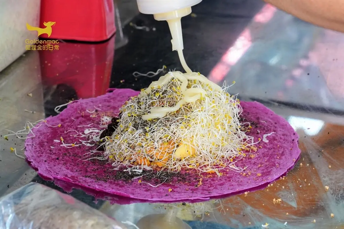 塞爆配料僅50元！台中人激推向上市場「彩虹手捲」，每日現做５色餅皮超吸睛