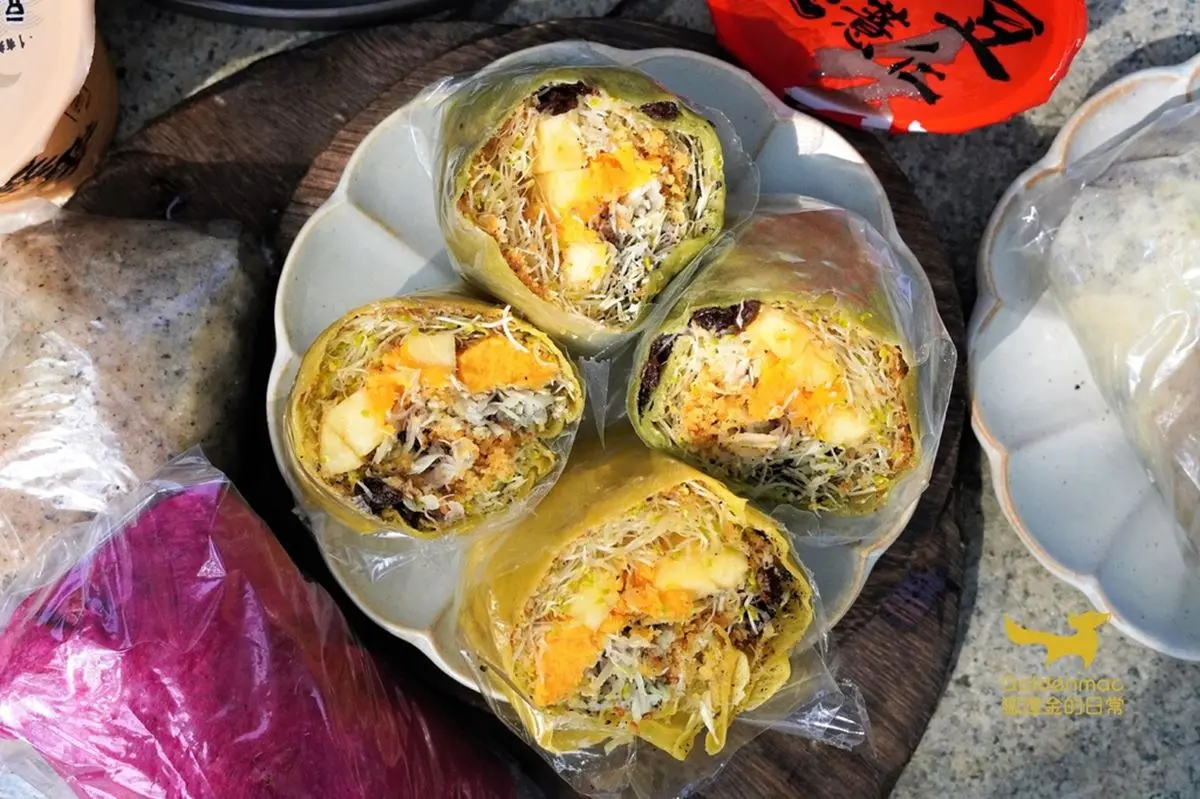 塞爆配料僅50元！台中人激推向上市場「彩虹手捲」，每日現做５色餅皮超吸睛