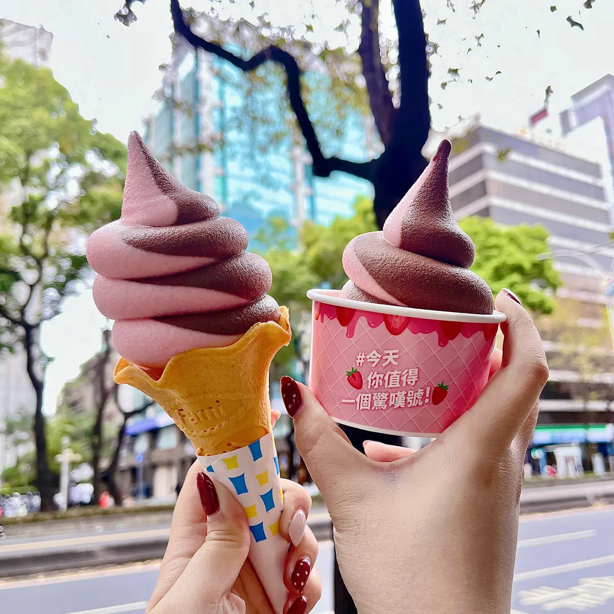 網友敲碗成真！全家「草莓優格＋比利時巧克力」霜淇淋開賣，５支168元先嗑