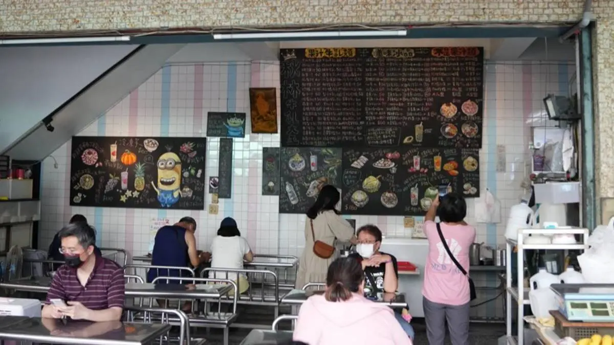 屏東宵夜推薦18家!深夜炭烤饅頭、老字號汕頭火鍋、千層臭豆腐 店內裝潢很簡單,就是最傳統在地的冰果室。(圖片來源:算命的說我很愛吃)