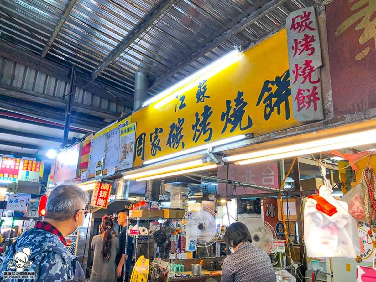 占地萬坪稱霸高雄！「自由黃昏市場」７必吃：夯爆IG長條泡菜麵、蒜香爆漿包