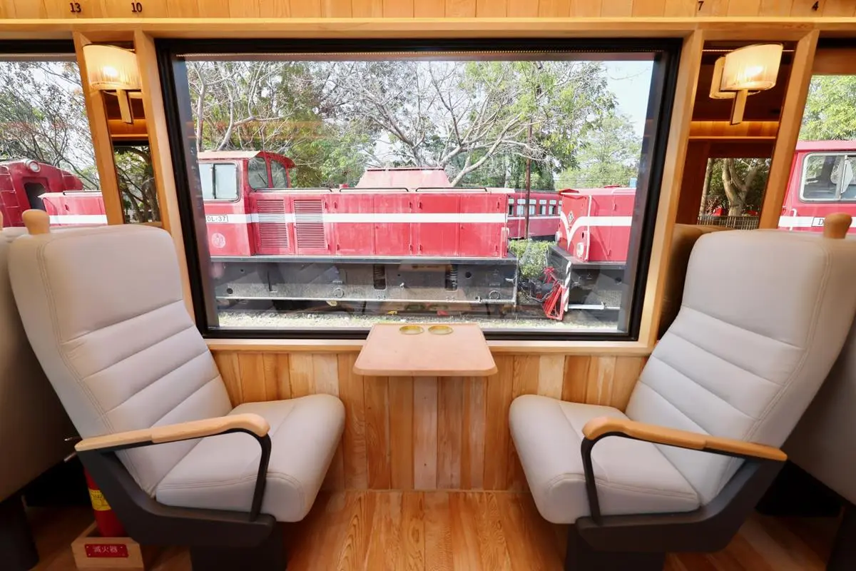 鐵道迷必追！阿里山最美車廂「福森號」新亮相，溫潤檜木＋柔和燈光質感爆棚