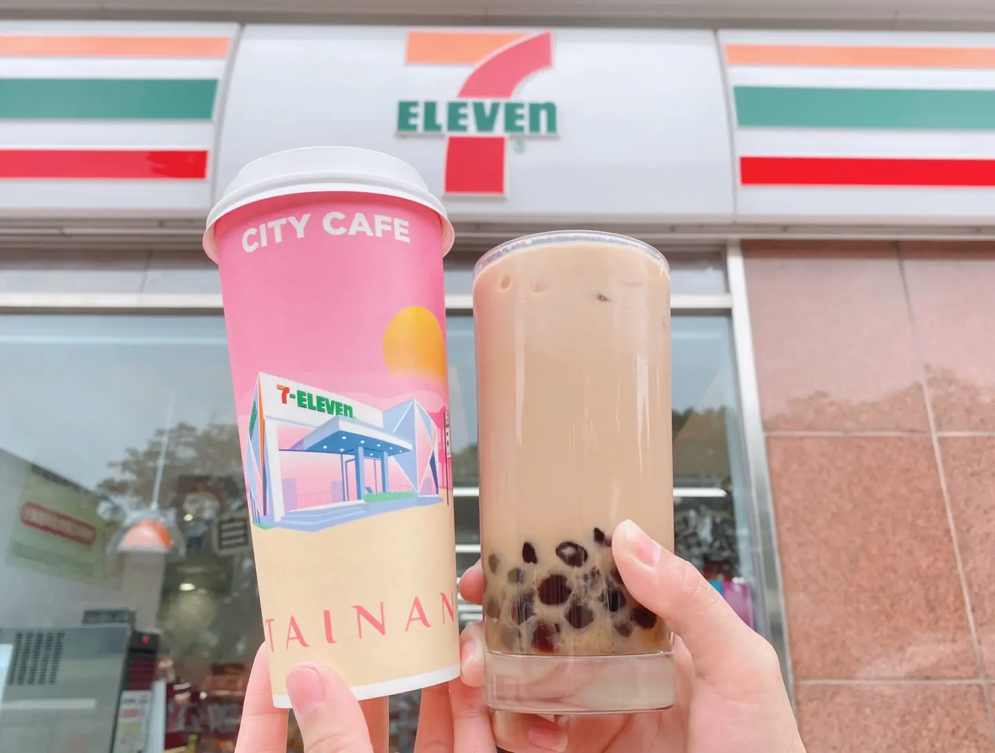 7-11珍奶連5天買一送一!超商就能喝「珍珠奶茶」 ,打造全台最大24小時手搖飲 7-11珍奶連5天買一送一!超商就能喝「珍珠奶茶」 ,打造全台最大24小時手搖飲