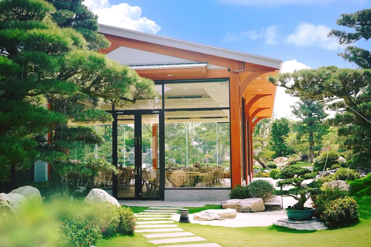 大甲媽信徒入園半價!「台版兼六園」國小女童免費逛,再賞滿開紫藤、花旗木 國小女童免費逛!萬坪「台版兼六園」搶拍和服美照、許願藤,穿碎花服享半價
