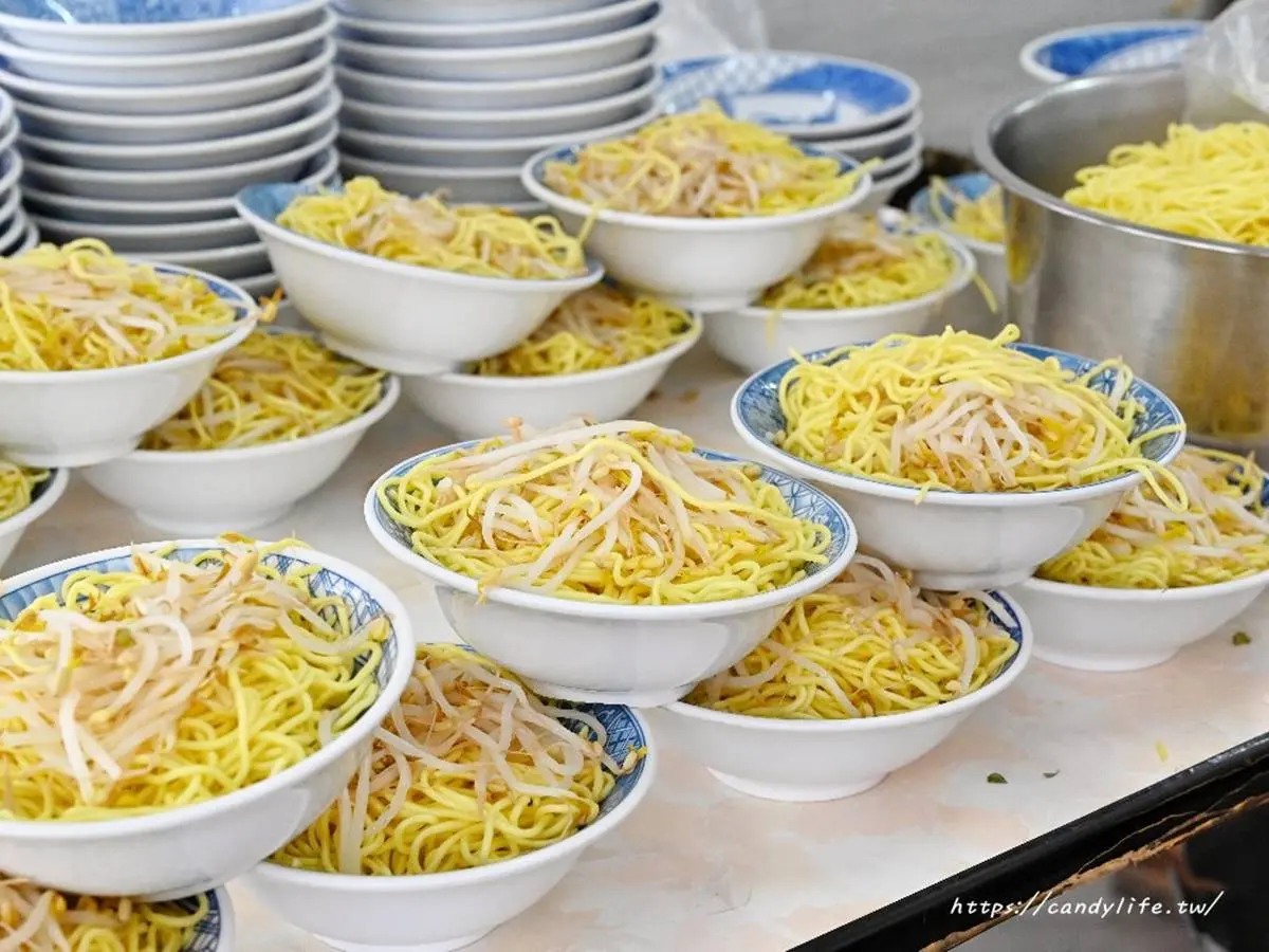 台中人不能沒吃過！「50年老麵店」連續３年入選必比登，料多又大碗CP值超高