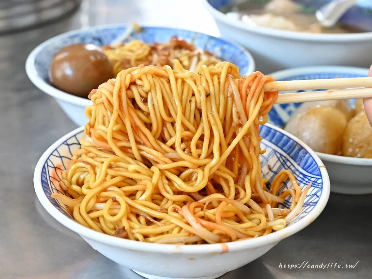 台中人不能沒吃過！「50年老麵店」連續３年入選必比登，料多又大碗CP值超高