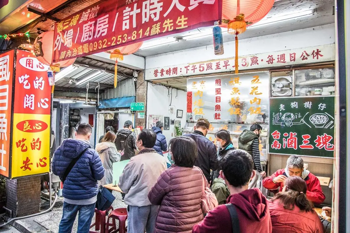 台北最強宵夜場！北投排隊「五花肉飯」好評破3000則，平假日都爆滿到凌晨