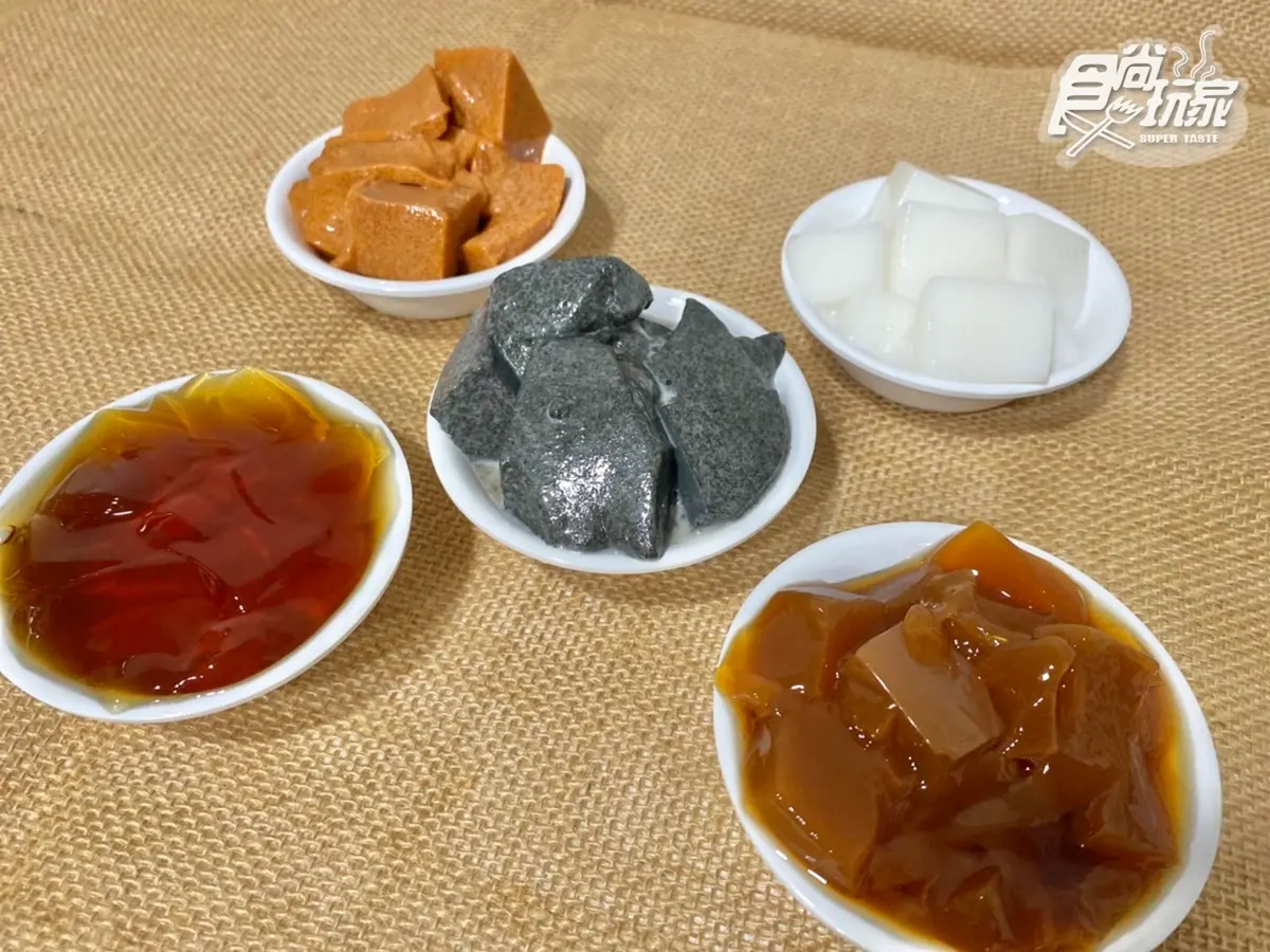 手搖飲首創「港式芝麻糊」變凍飲!鶴茶樓推5大超狂配料:黑白鴛鴦凍、泰奶凍 手搖飲首創「港式芝麻糊」變凍飲!鶴茶樓推5大超狂配料:黑白鴛鴦凍、泰奶凍