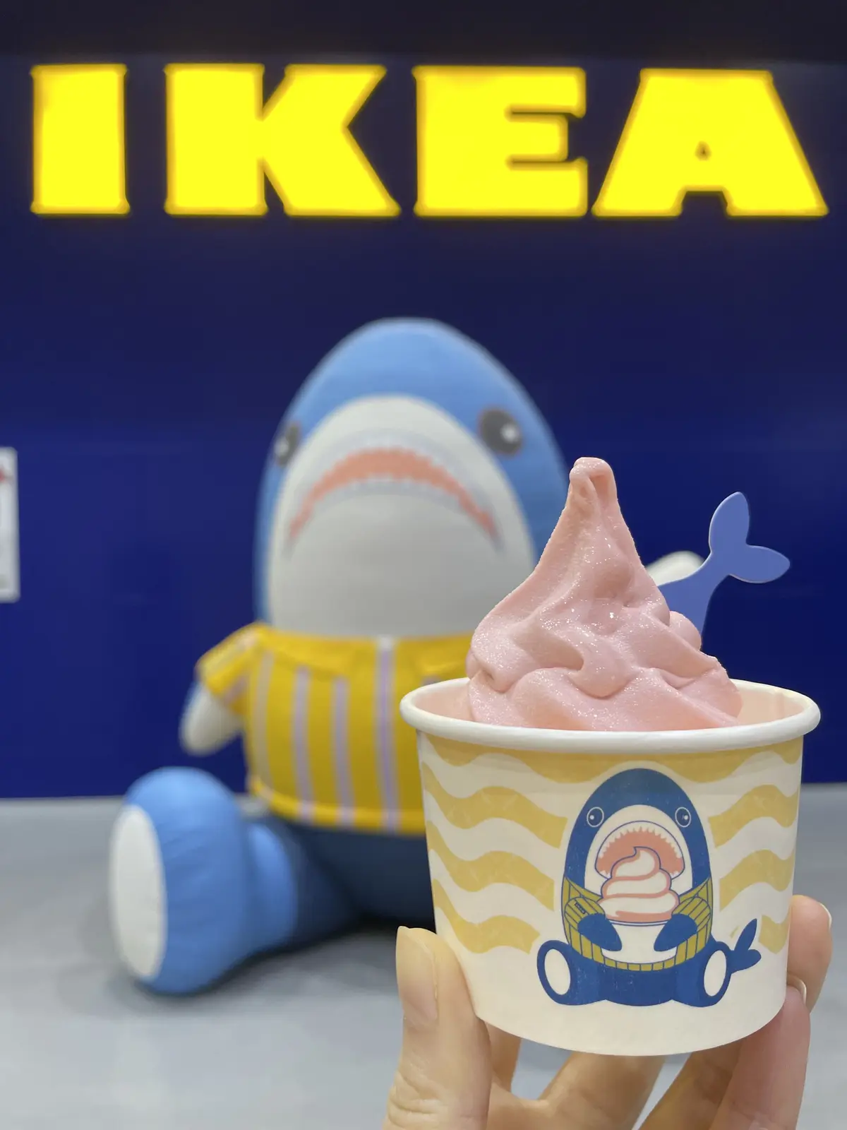 IKEA「草莓鯊鯊霜淇淋杯」好Q!250公分鯊鯊店長駐店,加碼送鯊鯊筆、醬料碟 IKEA「草莓鯊鯊霜淇淋杯」好Q!250公分鯊鯊店長駐店,加碼送鯊鯊筆、醬料碟