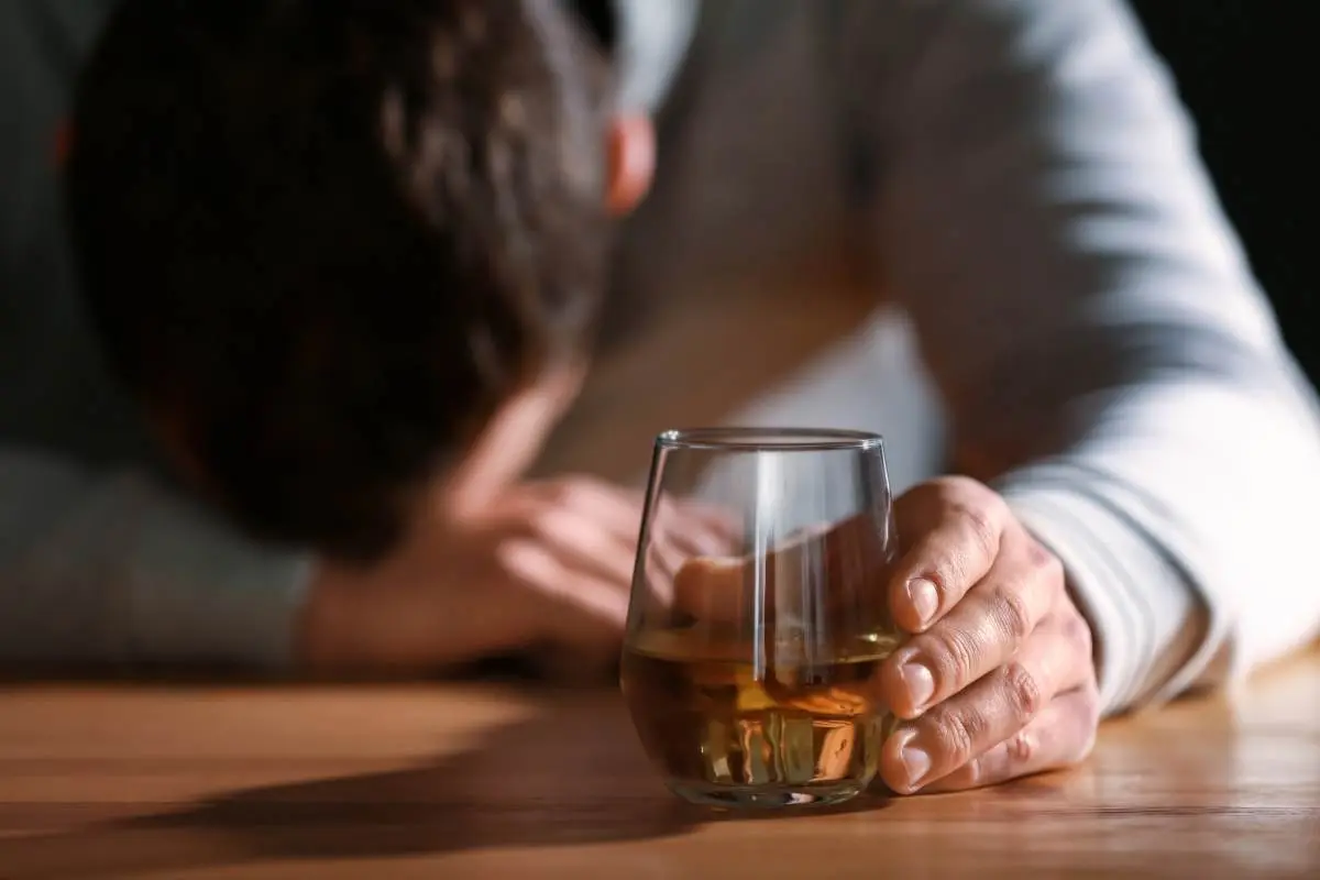 喝茫隔天好痛苦!為什麼會「宿醉」?解酒藥、薑黃都不如「2件事」有效 喝茫隔天好痛苦!為什麼會「宿醉」?解酒藥、薑黃都不如「2件事」有效