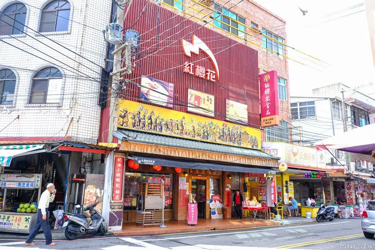 台中伴手禮「紅櫻花糕餅」在鎮瀾宮停車場對面，是許多信徒買伴手禮首選。