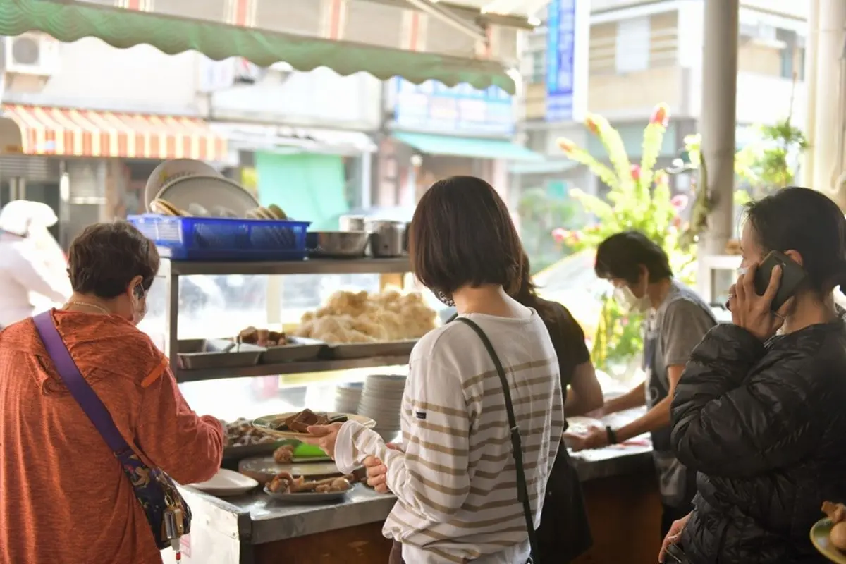 點再多都不心痛！「高雄最佛麵店」爽吃10元豬耳、20元豬舌，月底吃飯靠這家