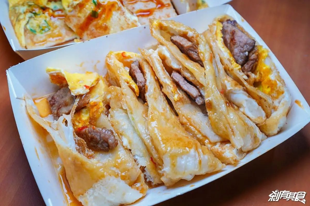 老闆賠錢也要賣！台中市場「粉漿蛋餅」霸氣塞料不漲價，夾爆量皮蛋一咬炸餡