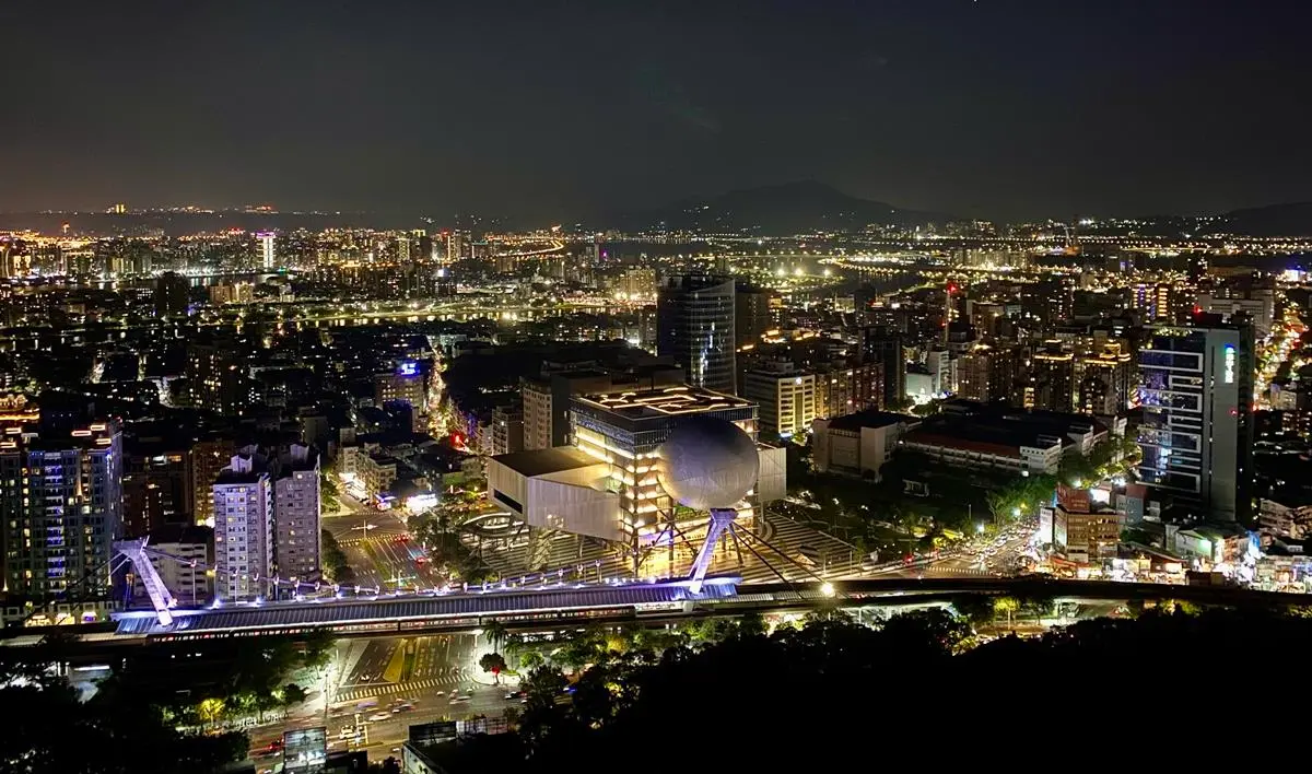 周末踏青首選!台北全新2大觀景台:純白鏤空巨球、「台北十大夜景」大升級 台北夜景10|北眼平台:純白球型觀景台
