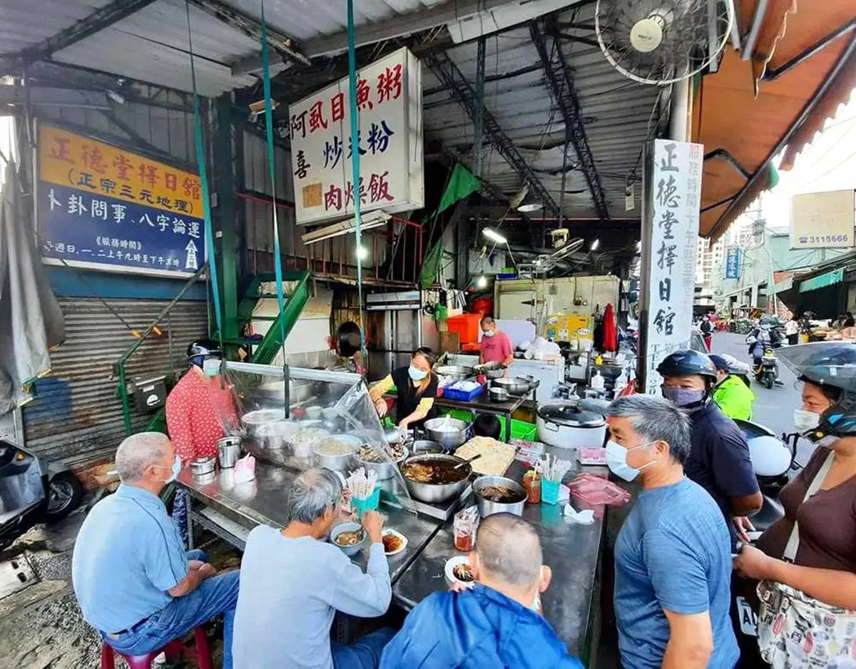 料多到比碗高２公分！市場「CP值破表」虱目魚粥，75元吃１碗「飽到抵２餐」