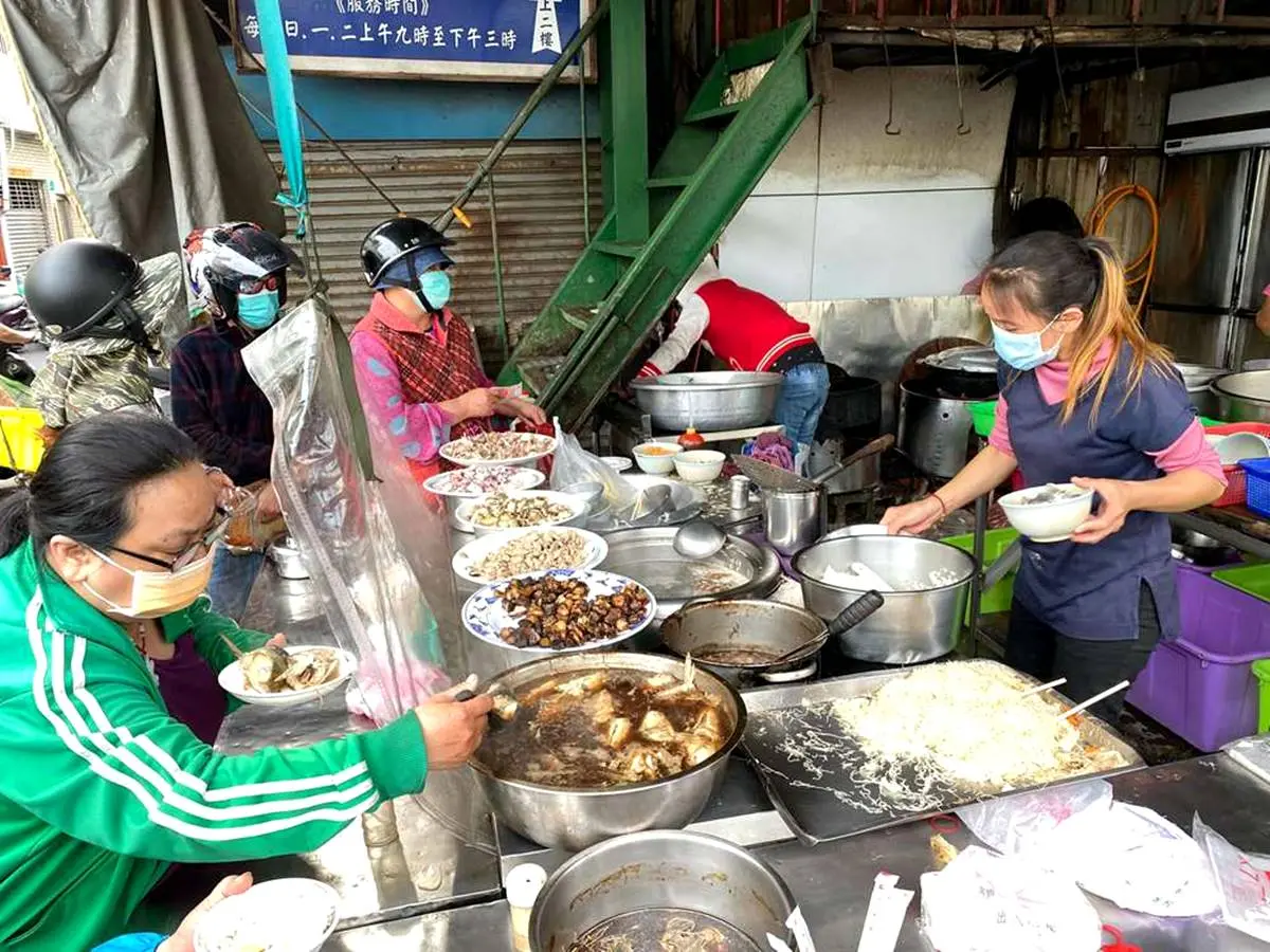 料多到比碗高２公分！市場「CP值破表」虱目魚粥，75元吃１碗「飽到抵２餐」