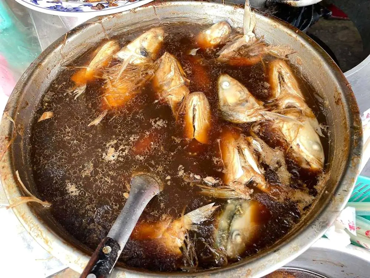 料多到比碗高２公分！市場「CP值破表」虱目魚粥，75元吃１碗「飽到抵２餐」