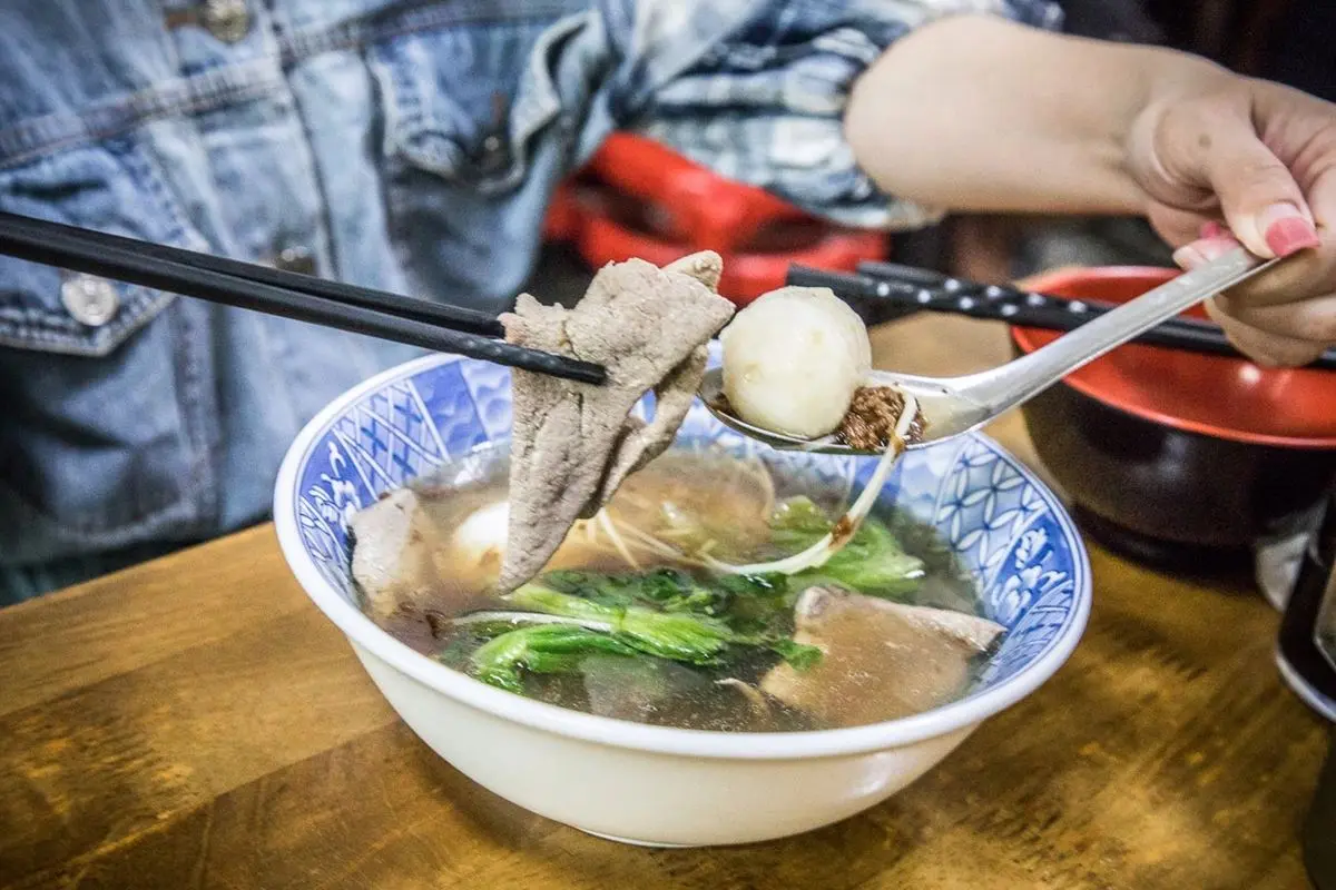早上8點就客滿!台中人最愛「現拉手擀麵」雨天撐傘也要排,蒜香濃郁太誘人 早上8點就客滿!台中人最愛「現拉手擀麵」雨天撐傘也要排,蒜香濃郁太誘人