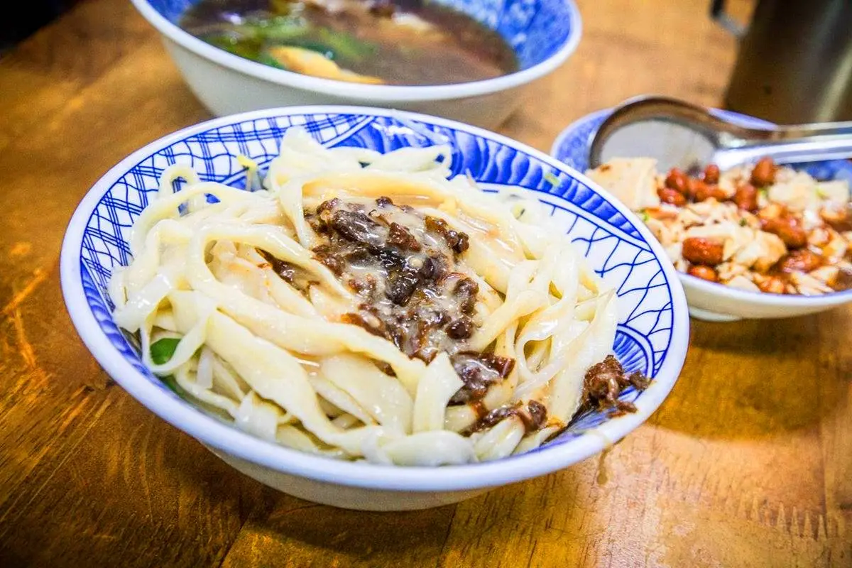 早上8點就客滿!台中人最愛「現拉手擀麵」雨天撐傘也要排,蒜香濃郁太誘人 早上8點就客滿!台中人最愛「現拉手擀麵」雨天撐傘也要排,蒜香濃郁太誘人