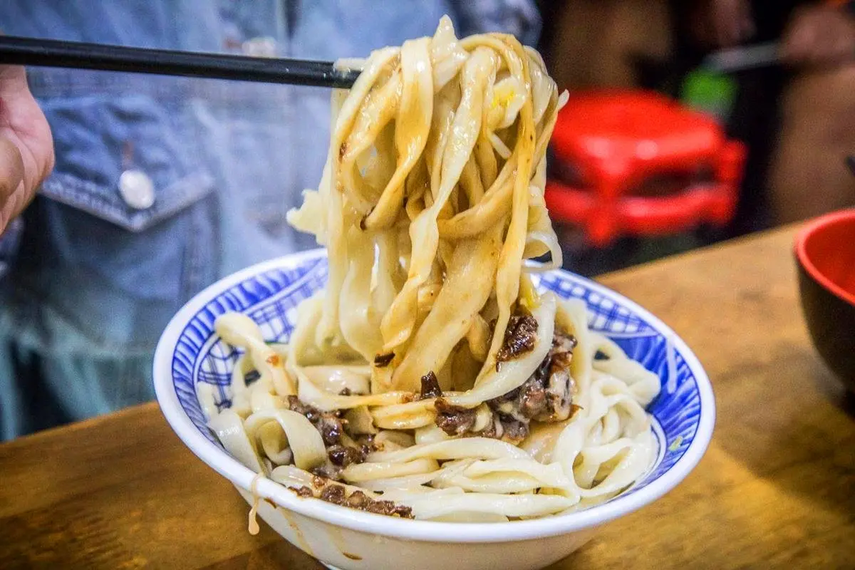 早上8點就客滿!台中人最愛「現拉手擀麵」雨天撐傘也要排,蒜香濃郁太誘人 早上8點就客滿!台中人最愛「現拉手擀麵」雨天撐傘也要排,蒜香濃郁太誘人