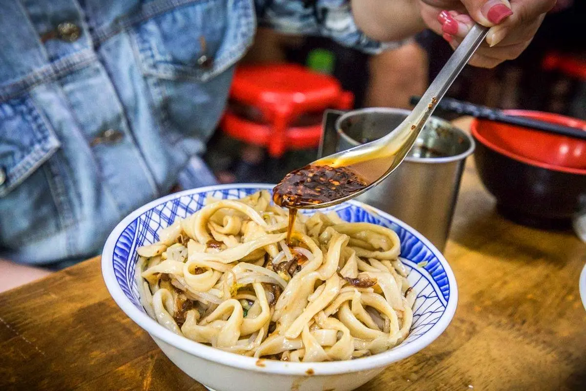 早上8點就客滿!台中人最愛「現拉手擀麵」雨天撐傘也要排,蒜香濃郁太誘人 早上8點就客滿!台中人最愛「現拉手擀麵」雨天撐傘也要排,蒜香濃郁太誘人