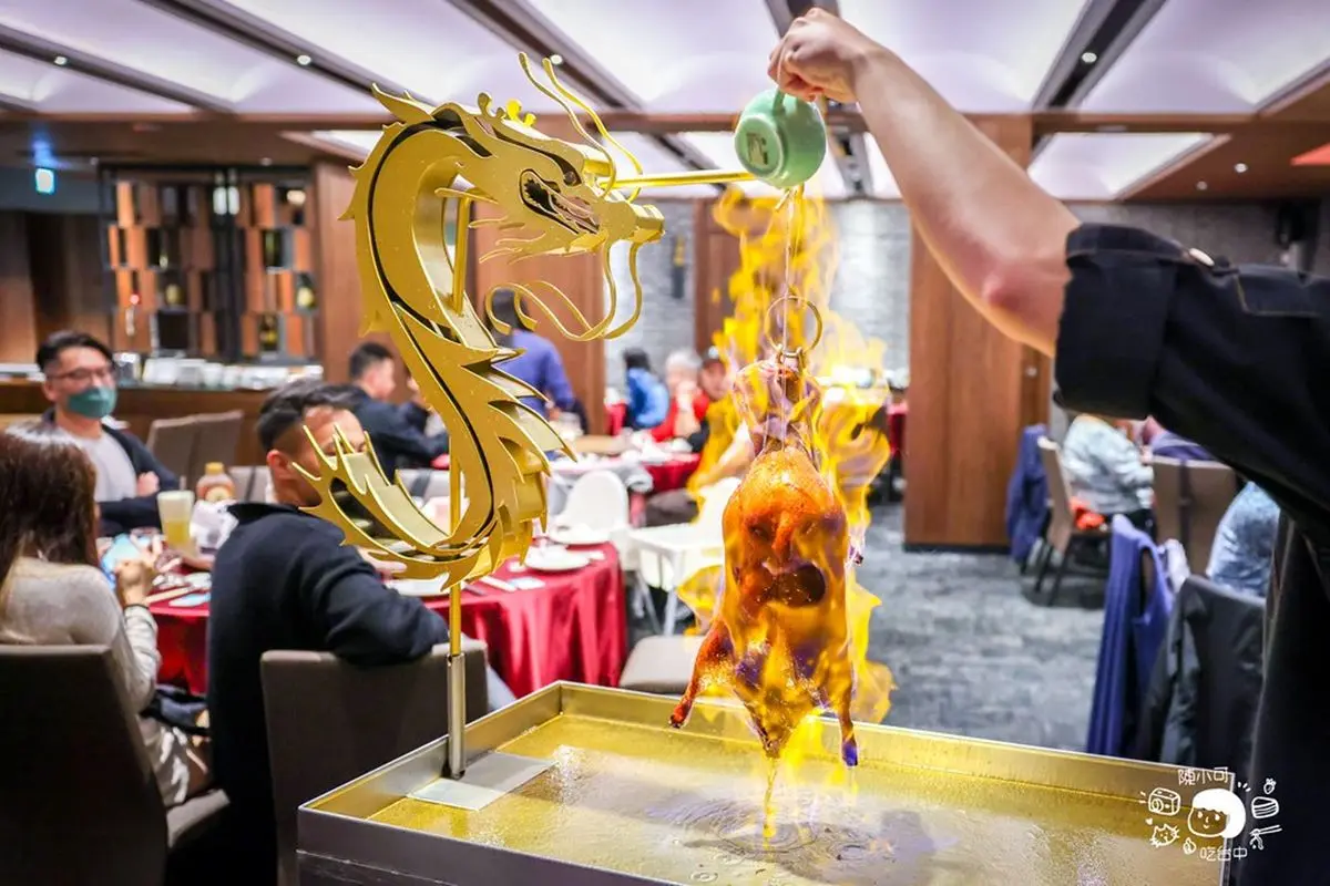 台中霸氣「烤鴨8吃」是這家!桌邊噴火現烤櫻桃鴨,連2年入選米其林推薦 台中霸氣「烤鴨8吃」是這家!桌邊噴火現烤櫻桃鴨,連2年入選米其林推薦