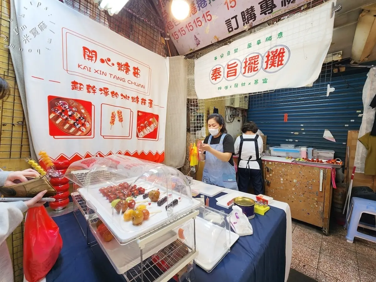 板橋人社團夯翻！市場排隊「水果糖葫蘆」地方媽媽都搶買，每支30元起就能吃