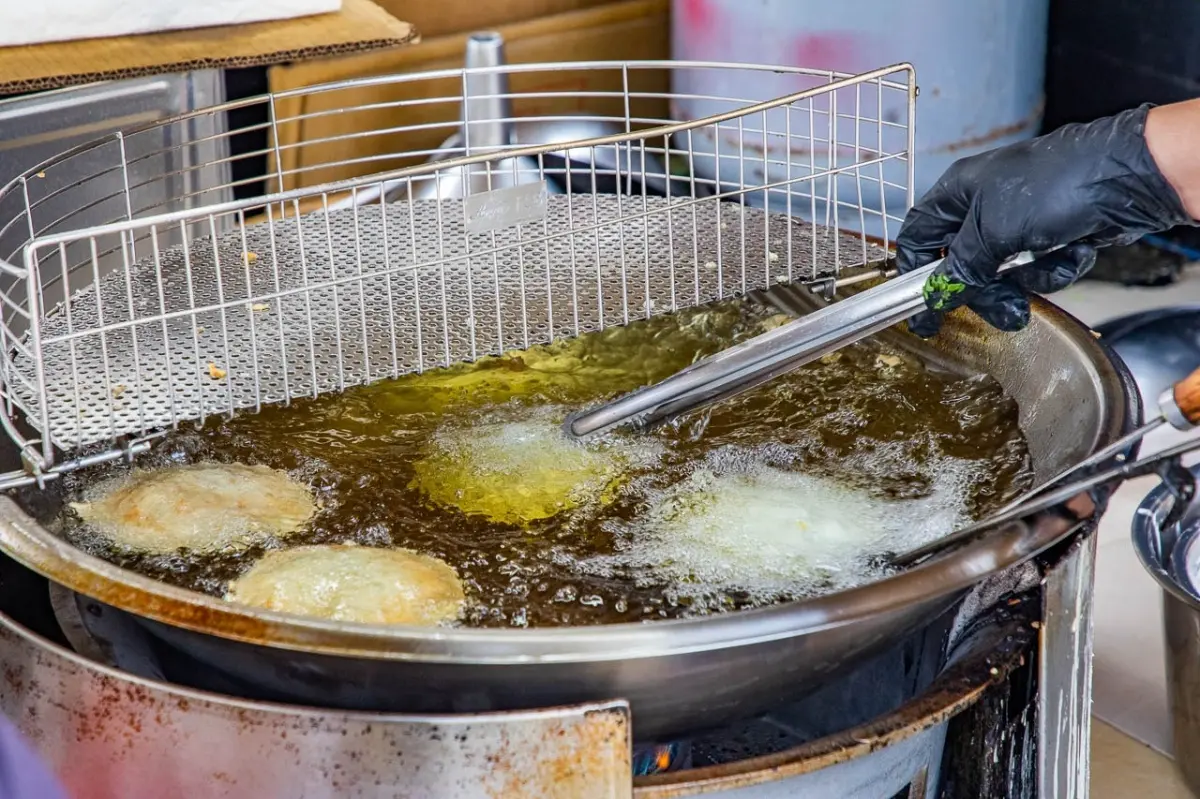 爆量韭菜塞到滿!廟口蚵嗲霸氣給料不手軟,「鯊魚口味」只在這裡吃得到 爆量韭菜塞到滿!廟口蚵嗲霸氣給料不手軟,「鯊魚口味」只在這裡吃得到