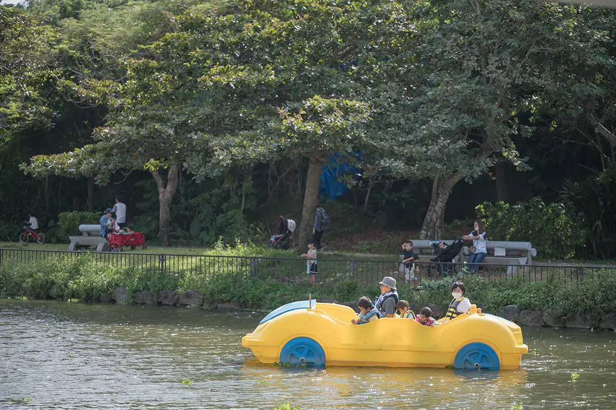 免費玩「沖繩最強公園」!佔地萬坪玩翻「7座巨型滑梯」,還能邊划船邊餵魚 免費玩「沖繩最強公園」!佔地萬坪玩翻「7座巨型滑梯」,還能邊划船邊餵魚