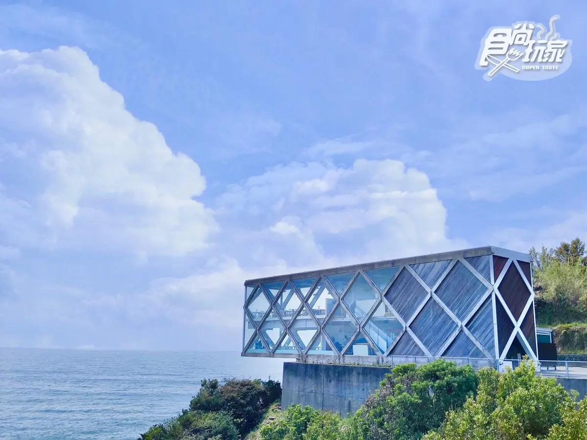 好像漂浮在海上！「懸崖海景咖啡館」超驚豔，必去絕美「月牙灣海岸新亮點」